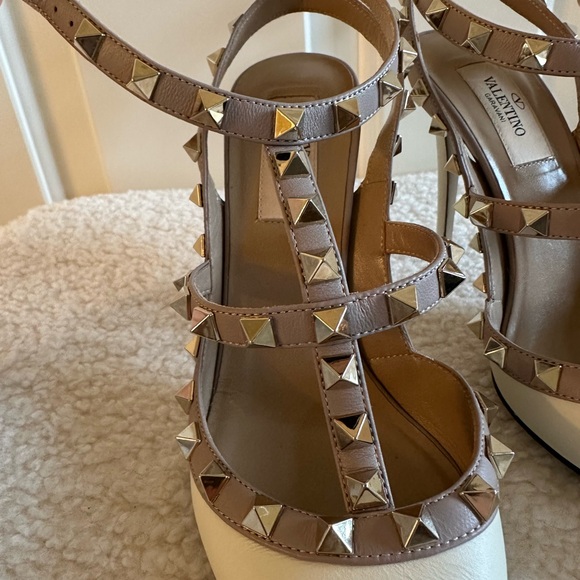 Valentino Garavani Rockstud Caged Leather Pump Ivory Poudre - Picture 6 of 15